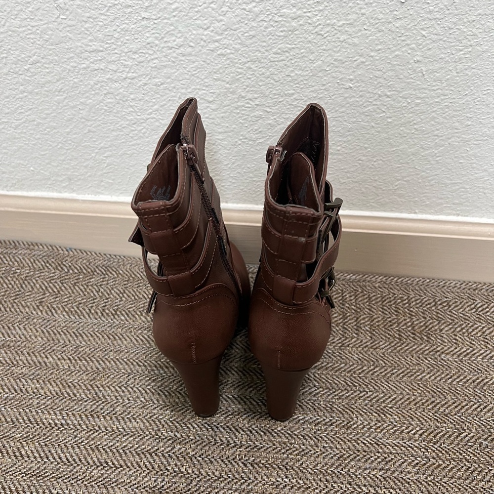 Madden Girl Size 6.5: Brown Mid Heeled Boots with Buckle Straps - Picture 4 of 6